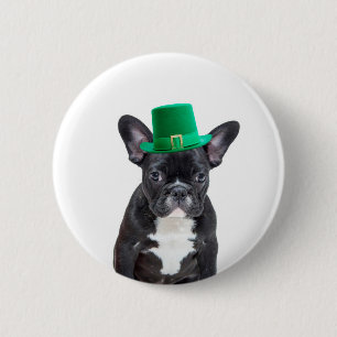 Niedlicher französischer Bulldog mit Hat St. Patri Button