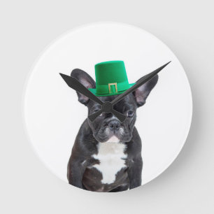 Niedlicher französischer Bulldog mit Hat St. Patri Runde Wanduhr