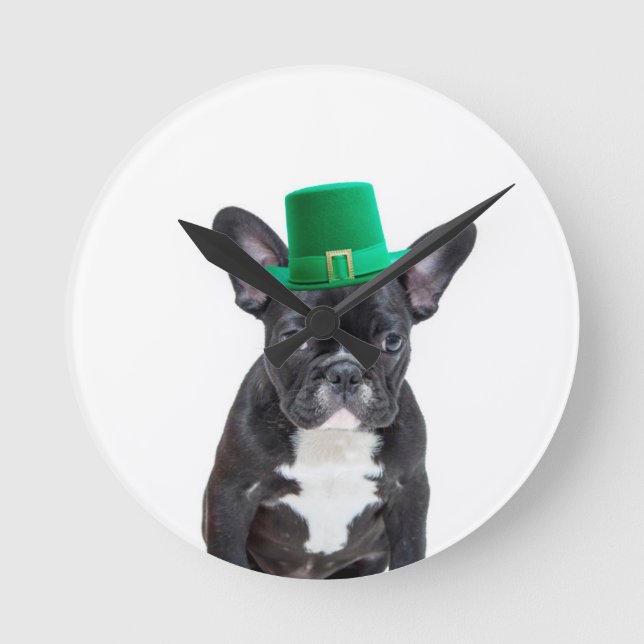 Niedlicher französischer Bulldog mit Hat St. Patri Runde Wanduhr (Vorderseite)