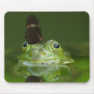 Niedlicher Frosch mit einem Schmetterling auf der  Mousepad