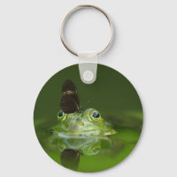 Niedlicher Frosch mit einem Schmetterling auf der