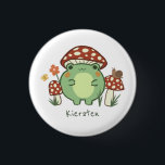 Niedlicher Frosch und Pilze Cartoon<br><div class="desc">Dieses niedliche, personalisierte Knopf-Button verfügt über einen handgezeichnet kawaii-artigen Cartoon-Frosch, der einen Pilzhut trägt, zusammen mit anderen Pilzen, einer Schnecke, einer Blume, einem Schmetterling und Gras. Ein Farbschema aus Rot, Limon, Grün, Braun, Orange, Gelb und Pfirsich ist perfekt für Indie oder Hütte Core Ästhetik Liebhaber. Einfach zu personalisieren! Die Hintergrund-...</div>