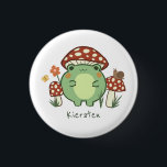 Niedlicher Frosch und Pilze Cartoon Button<br><div class="desc">Dieses niedliche, personalisierte Knopf-Button verfügt über einen handgezeichnet kawaii-artigen Cartoon-Frosch, der einen Pilzhut trägt, zusammen mit anderen Pilzen, einer Schnecke, einer Blume, einem Schmetterling und Gras. Ein Farbschema aus Rot, Limon, Grün, Braun, Orange, Gelb und Pfirsich ist perfekt für Indie oder Hütte Core Ästhetik Liebhaber. Einfach zu personalisieren! Die Hintergrund-...</div>