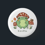 Niedlicher Frosch und Pilze Cartoon Button<br><div class="desc">Dieses niedliche, personalisierte Knopf-Button verfügt über einen handgezeichnet kawaii-artigen Cartoon-Frosch, der einen Pilzhut trägt, zusammen mit anderen Pilzen, einer Schnecke, einer Blume, einem Schmetterling und Gras. Ein Farbschema aus Rot, Limon, Grün, Braun, Orange, Gelb und Pfirsich ist perfekt für Indie oder Hütte Core Ästhetik Liebhaber. Einfach zu personalisieren! Die Hintergrund-...</div>