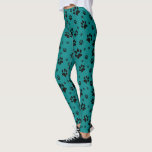 Niedlicher Fun Black auf Aquamarinen Paw Prints Leggings<br><div class="desc">Diese lustigen Leggings sind perfekt für Hunde- und Katzenliebhaber. Sie zeichnen sich durch ein niedliches Muster aus,  in dem die schwarzen Pfoten auf einem aquamarinen oder türkisfarbenen Hintergrund verstreut sind. Fun whimsical Design ist perfekt für Haustier-Eltern und Tierfreunde.</div>