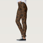 Niedlicher Fun Black auf braunen Paw-Prints Leggings<br><div class="desc">Diese lustigen Leggings sind perfekt für Hunde- und Katzenliebhaber. Sie zeichnen sich durch ein niedliches Muster aus,  in dem schwarze Pfoten auf einem schokoladenbraunen Hintergrund verstreut sind. Fun whimsical Design ist perfekt für Haustier-Eltern und Tierfreunde.</div>