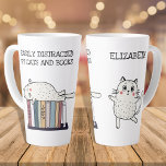 Niedlicher Funny Book Cat Lover Quote Name Milchtasse<br><div class="desc">Niedliche und lustige Katzen mit Büchern,  die personalisierte Geschenke für Buchwürmer,  die Katzen Liebe,  mit dem individualisierbaren Zitat: "Leicht abgelenkt von Katzen und Büchern".</div>