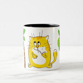 Niedlicher gelber Kitty zwischen Palmen Zweifarbige Tasse