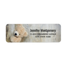 Niedlicher gepolsterter Bär Rustikale Holzwand