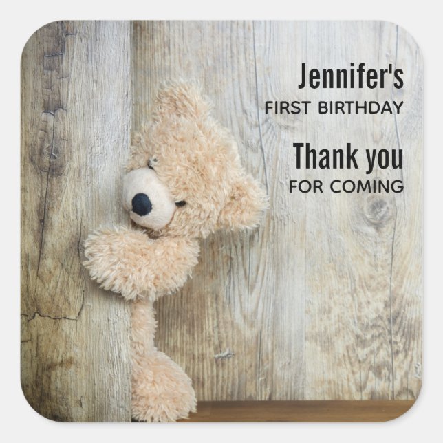 Niedlicher gepolsterter Bär Rustikale Holzwand Geb Quadratischer Aufkleber (Vorderseite)