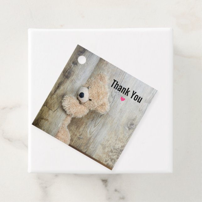 Niedlicher gepolsterter Bär Rustikale Holzwand Geschenkanhänger (Beispiel)