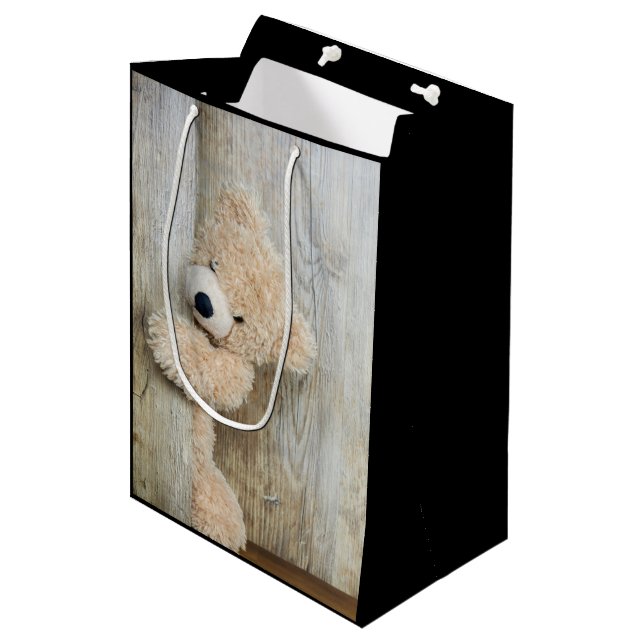 Niedlicher gepolsterter Bär Rustikale Holzwand Mittlere Geschenktüte (Vorderseite Schrägansicht)
