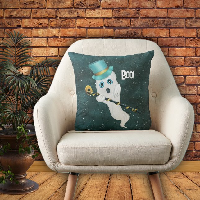 Niedlicher Ghost Floating in Sky Skull Cane Blue T Kissen (Ghost silly face in top hat with skull cane floating in night sky with stars on Halloween pillow.)