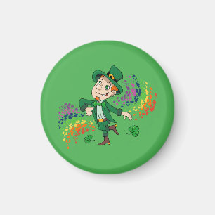 Niedlicher glücklicher lächelnder tanzender Leprec Magnet