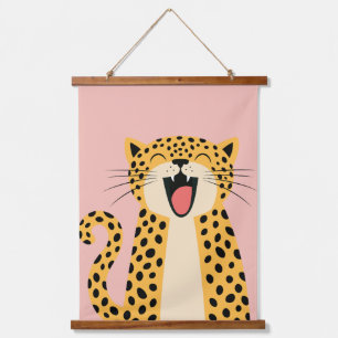 Niedlicher glücklicher lächelnder wilder Leopard C Wandteppich Mit Holzrahmen