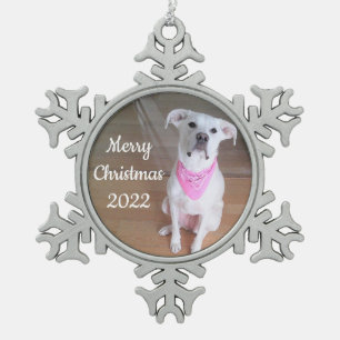 Niedlicher glücklicher Welpenhund mit rosafarbenem Schneeflocken Zinn-Ornament