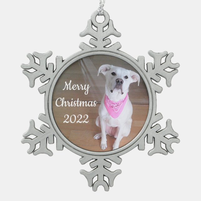 Niedlicher glücklicher Welpenhund mit rosafarbenem Schneeflocken Zinn-Ornament (Vorderseite)