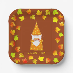 Niedlicher Gnom und farbenfrohe Herbstblätter auf Pappteller