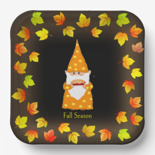 Niedlicher Gnom und farbenfrohe Herbstblätter auf Pappteller
