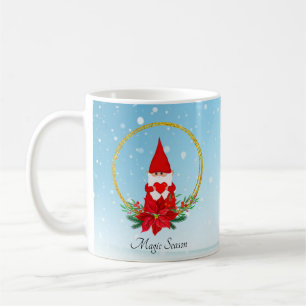 Niedlicher Gnom und Weihnachtskranz auf hellblauem Kaffeetasse
