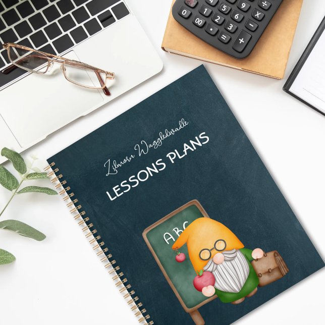 Niedlicher Gnome-Lehrer auf der blauen Tafel Planer (Von Creator hochgeladen)