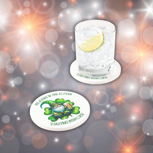 Niedlicher Gnome St Patrick's Day mit Bier | Getränkeuntersetzer (Von Creator hochgeladen)