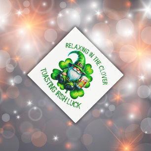 Niedlicher Gnome St Patrick's Day mit Bier Serviette