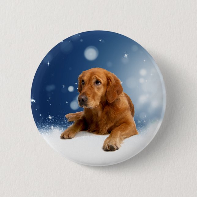 Niedlicher Golden Retriever Hund sitzt in Schneest Button (Vorderseite)