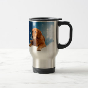 Niedlicher Golden Retriever Hund sitzt in Schneest Reisebecher
