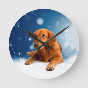 Niedlicher Golden Retriever Hund sitzt in Schneest Runde Wanduhr