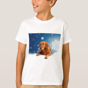 Niedlicher Golden Retriever Hund sitzt in Schneest T-Shirt