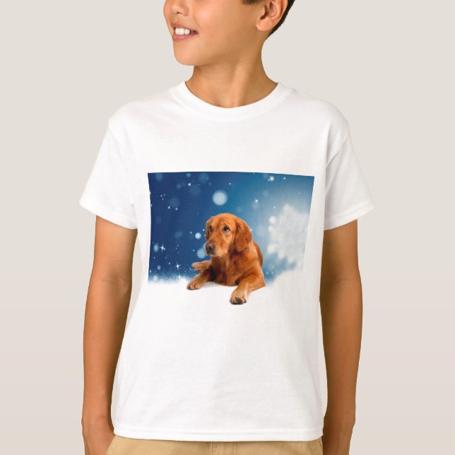 Niedlicher Golden Retriever Hund sitzt in Schneest T-Shirt (Vorderseite)