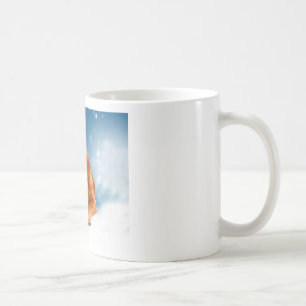 Niedlicher Golden Retriever Hund sitzt in Schneest Tasse