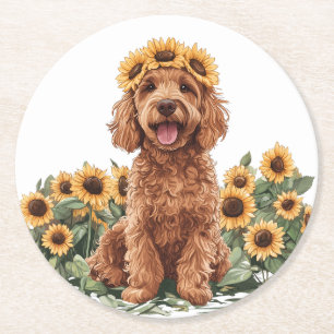 Niedlicher Goldendoodle-Hund mit einer Sonnenblume Runder Pappuntersetzer