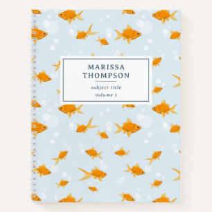 Niedlicher Goldfisch im Wasser schwimmen Notizbuch
