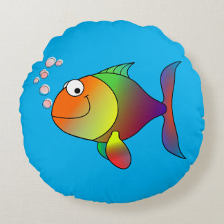 Niedlicher Goldfish auf See, hellblau Rundes Kissen
