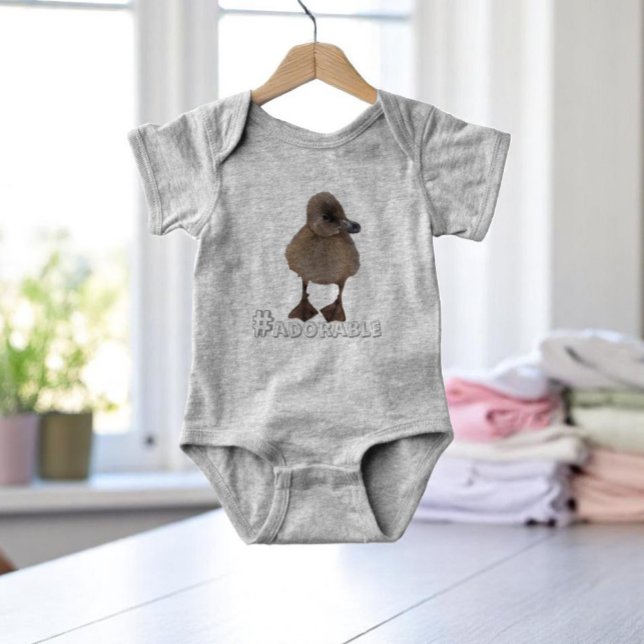 Niedlicher Grauer Duckling-Fotografie Baby Strampler (baby body suit on hanger)