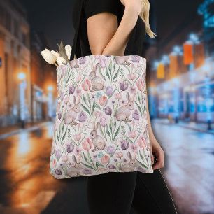 Niedlicher grauer Hase mit farbenfrohen Tulpen
