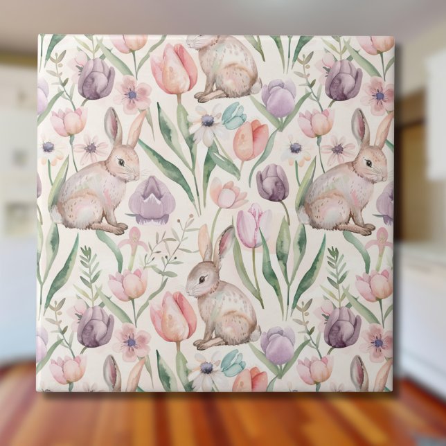 Niedlicher grauer Hase mit farbenfrohen Tulpen Fliese (Von Creator hochgeladen)