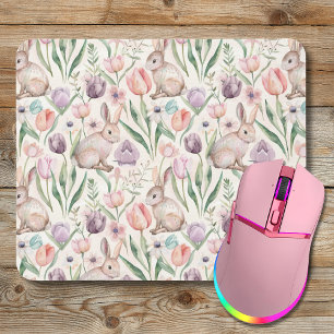 Niedlicher grauer Hase mit farbenfrohen Tulpen Mousepad