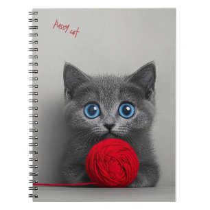 Niedlicher grauer Kitten mit Red Wool Ball Notizblock