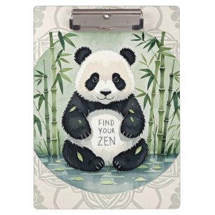 Niedlicher großer Chubby-Panda in einer Lotus-Pose Klemmbrett