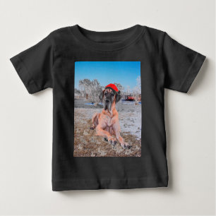 Niedlicher Großer Däne Hund sitzend im Schneehuhhu Baby T-shirt