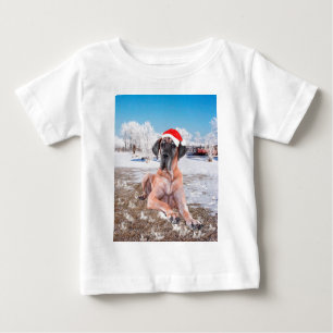 Niedlicher Großer Däne Hund sitzend im Schneehuhhu Baby T-shirt
