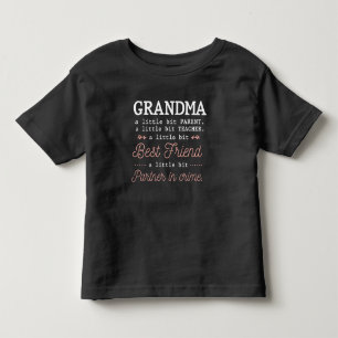 Niedlicher Großmutter-Partner in der Kriminalitä Kleinkind T-shirt