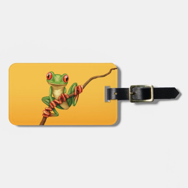Niedlicher grüner Baum-Frosch auf einer Gepäckanhänger (Vorderseite horizontal)