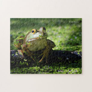 Niedlicher grüner Frosch schlägt eine Pose auf dem Puzzle