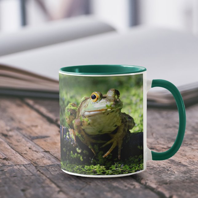 Niedlicher grüner Frosch schlägt eine Pose auf dem Tasse (Cute Green Frog Strikes a Pose on the Hose 11 oz Coffee Mug Cover Photo.)