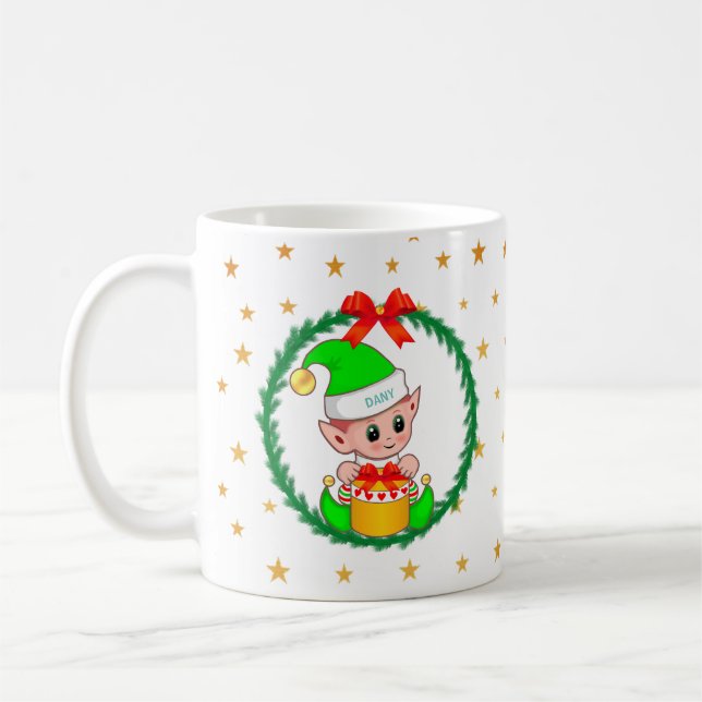Niedlicher grüner Weihnachtself, Kiefernkranz und  Kaffeetasse (Links)