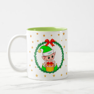 Niedlicher grüner Weihnachtself, Kiefernkranz und Zweifarbige Tasse